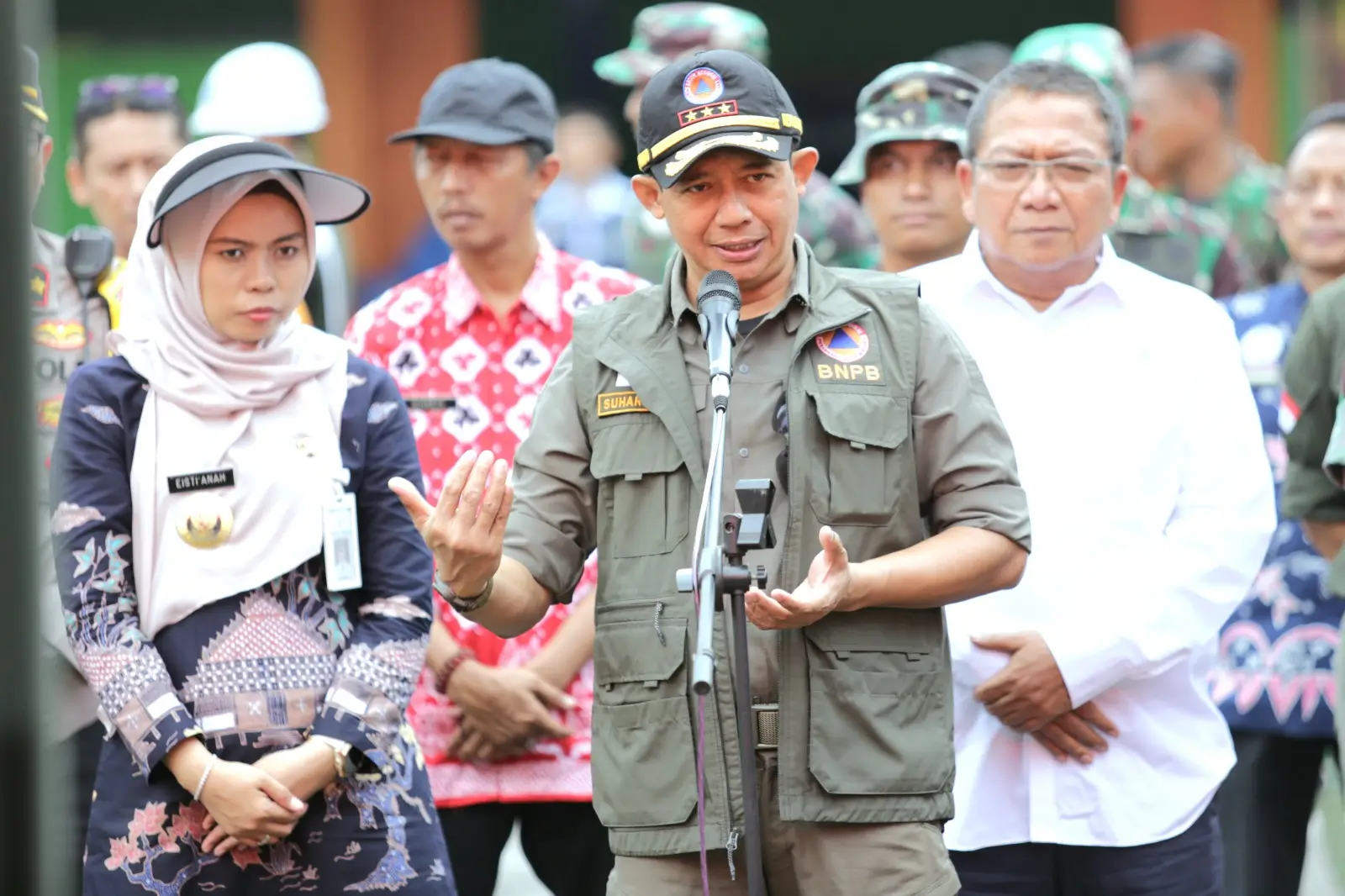 Kepala Badan Nasional Penanggulangan Bencana (BNPB) Letjen TNI Suharyanto saat berada di lokasi pengungsian SMK Ganesha bagi warga terdampak banjir di Kabupaten Demak, Jawa Tengah pada Rabu (21/2).